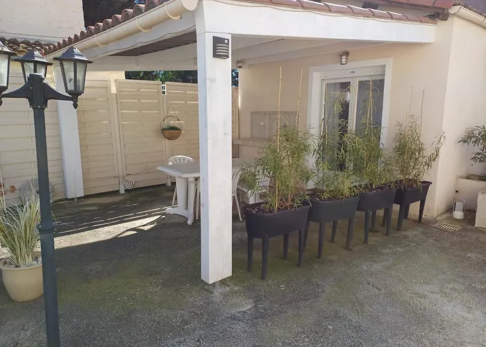 Maisonnette Avec Pergola