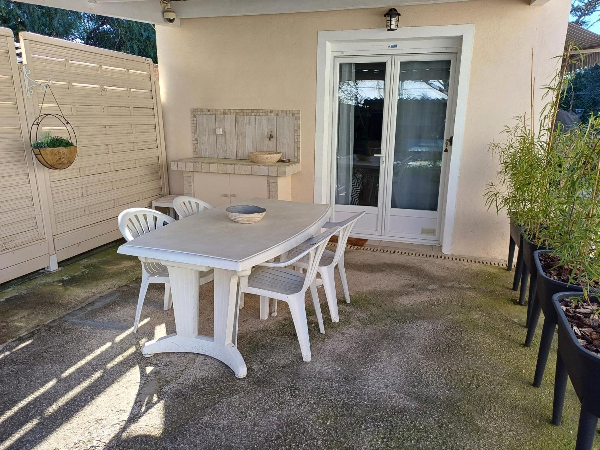 Maisonnette Avec Pergola *